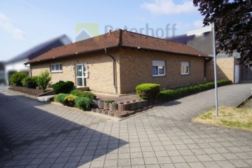 Winkelbungalow mit Garten und Garage!, 52351 Düren, Bungalow